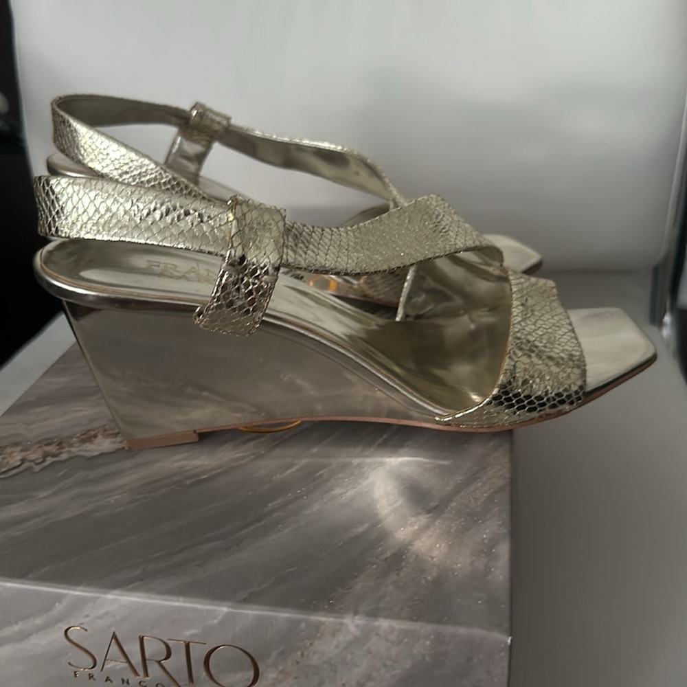 Franco Sarto gold platform sandals 👡 Ideal for summer parties 🌞🌻